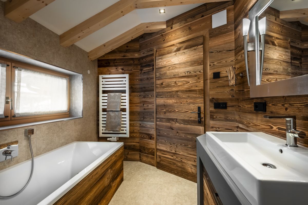 Immagine: Esterno di uno chalet Liondes con vista sulle montagne e accesso diretto alle piste